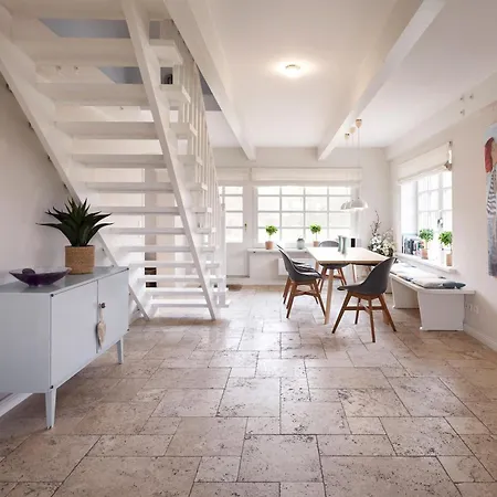 Duenenhaus *